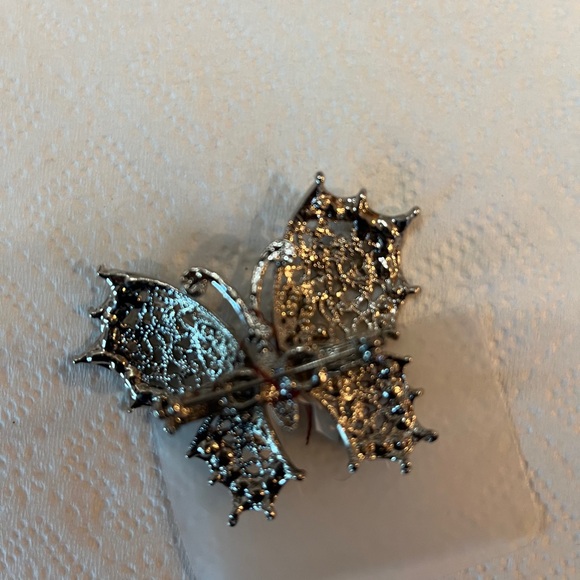 Beautiful Butterfly Brooch-pin with Aurora borealis crystals movable wings! - Picture 5 of 7